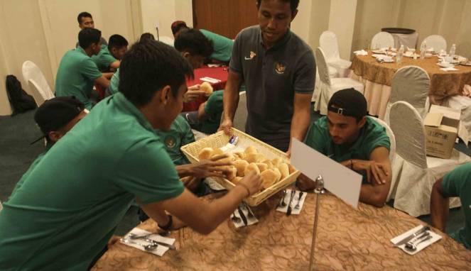 Bima Sakti memberikan beberapa kue kepada para penggawa Timnas U-22. Copyright: Viva.co.id