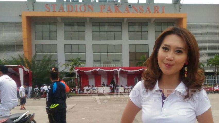Niniet Kaluna, presenter olahraga.