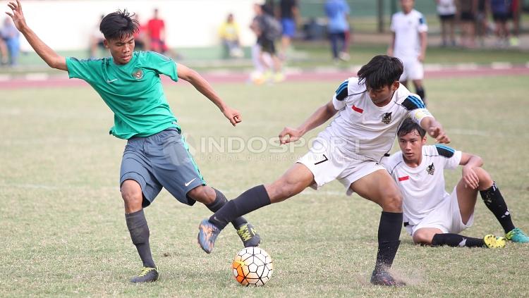 Pemain Timnas U-16 berebut bola dengan pemain Patriot Candrabhaga.