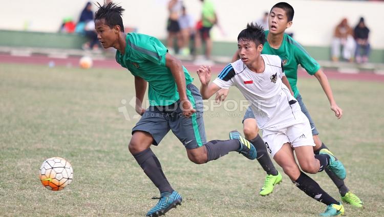Aksi pemain Timnas U-16, Bagus Kahfi (kiri) melewati penjagaanpemain Patriot Candrabhaga.