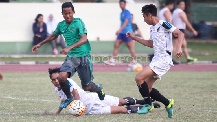 Dua pemain Patriot Candrabhaga Bekasi gagal menghentikan pemain Timnas U-16.