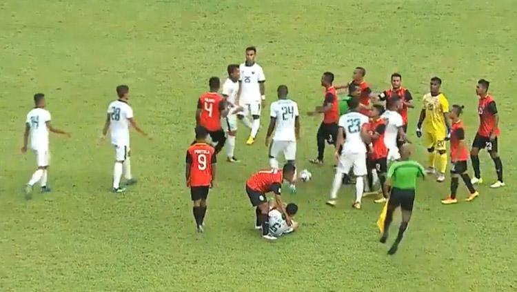 Aksi kericuhan antara pemain Timor Leste dan indonesia. Copyright: Istimewa