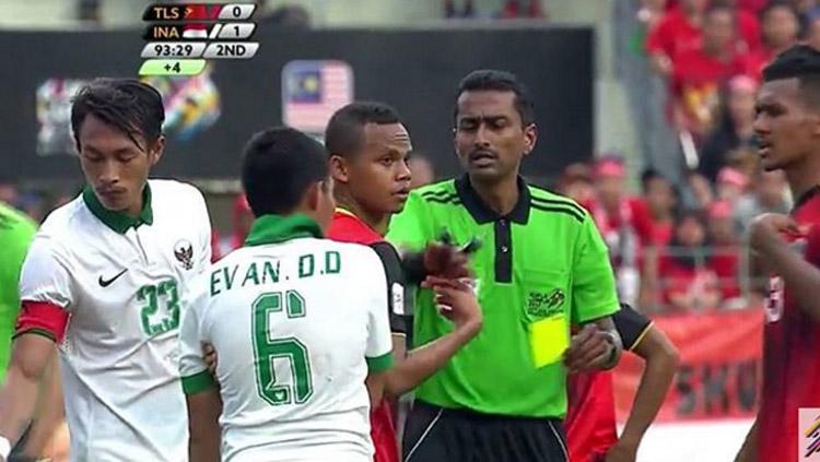 Evan Dimas saat diganjar kartu kuning. Copyright: Istimewa