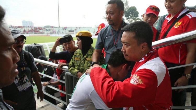 Imam Nahrawi merangkul Evan Dimas usai pertandingan usai. Copyright: Twitter@imam_nahrawi