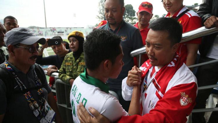 Imam Nahrawi tengah berbicara dengan Evan Dimas usai pertandingan. Copyright: Twitter@imam_nahrawi