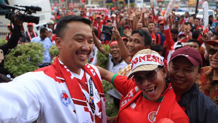 Imam Nahrawi meakukan foto bersama suporter Indonesia di Sea Games 2017. Copyright: Twitter@imam_nahrawi