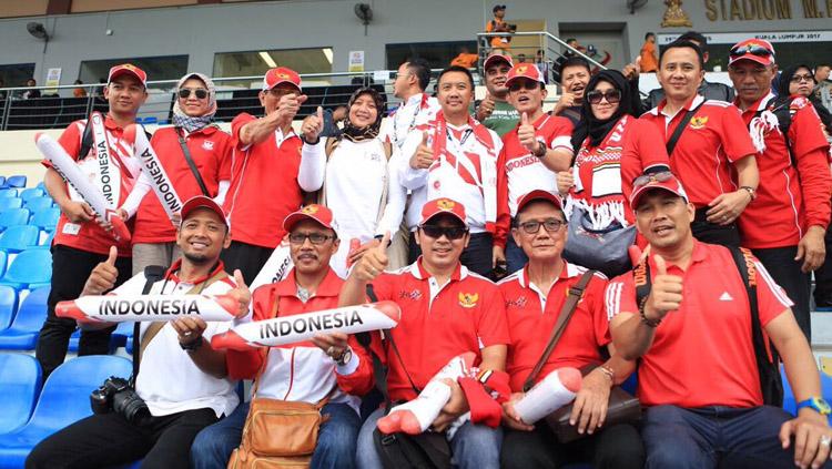 Imam Nahrawi melakukan foto bersama di Stadium Majlis Perbandaran Selayang. Copyright: Twitter@imam_nahrawi