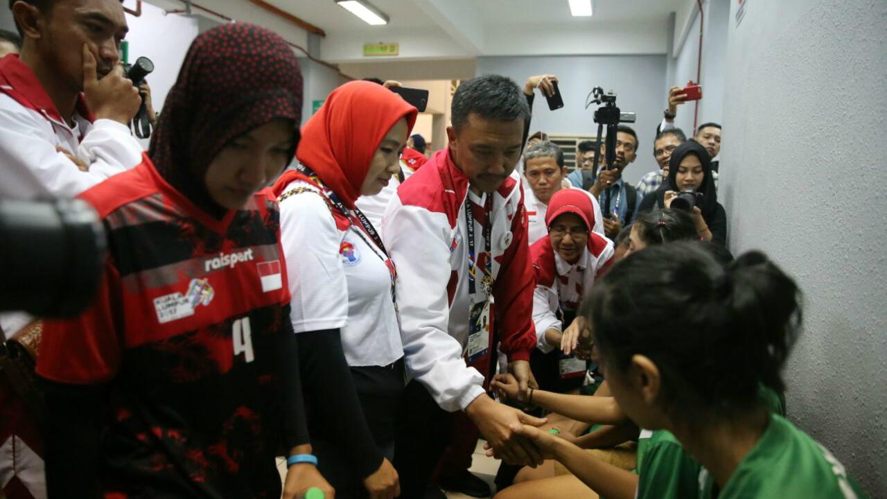 Cak Imam hadir untuk menenangkan para atlet sepak takraw. Copyright: Kemenpora