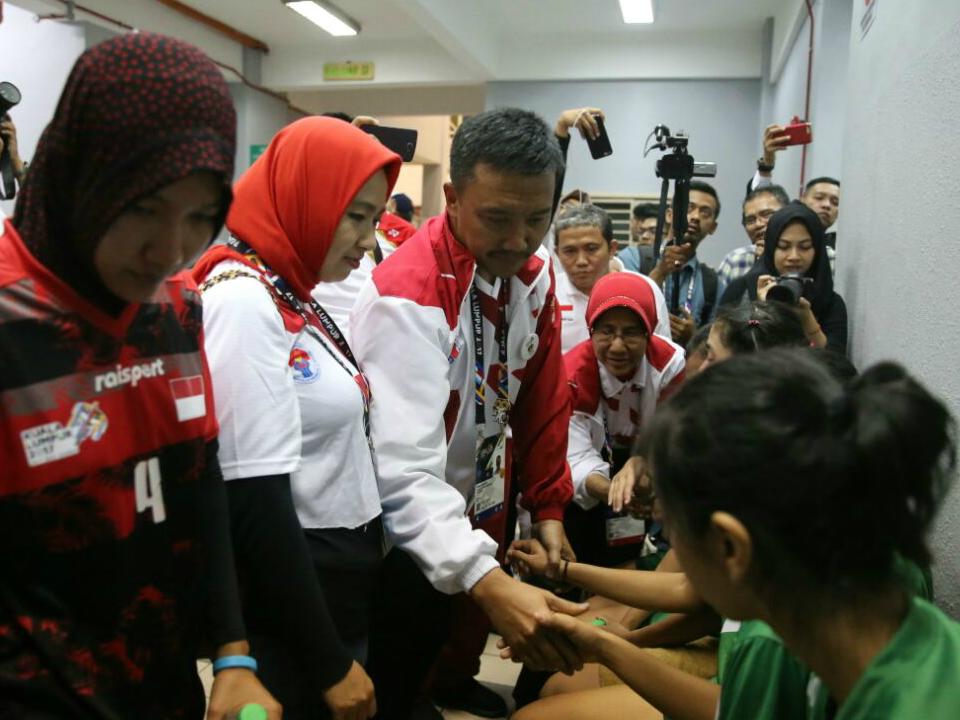 Cak Imam hadir untuk menenangkan para atlet sepak takraw. Copyright: Kemenpora