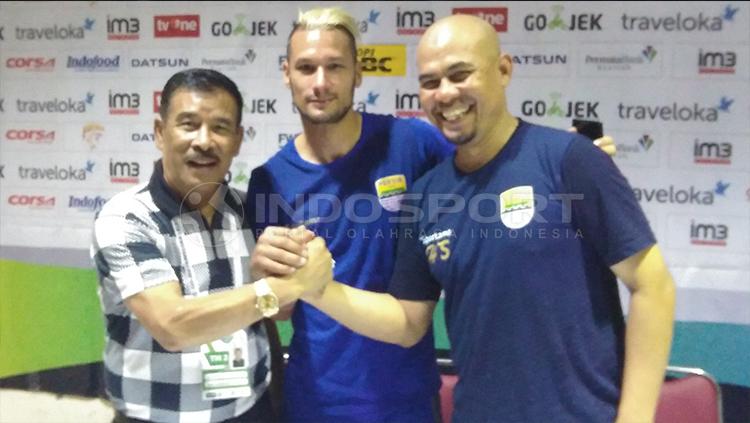 Maitimo ditemani Umuh Muchtar dan coach Herrie Copyright: Gita Agiet/INDOSPORT