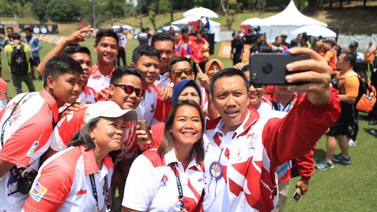 Imamn Nahrawi malakukan selfie beersama atlat panahan. Copyright: Twitter@imam_nahrawi