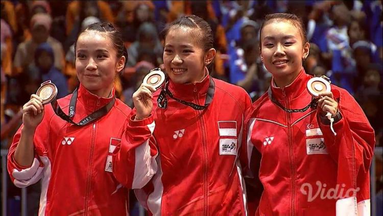 Felda Elvira Santoso dan Monica Pransisca Sugianto sukses meraih medali emas dan perak dari cabor wushu. Copyright: Twitter/Badminton Talk