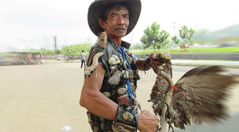 Asep Igor, manusia raja batu dari Bandung. Copyright: bobotoh.id