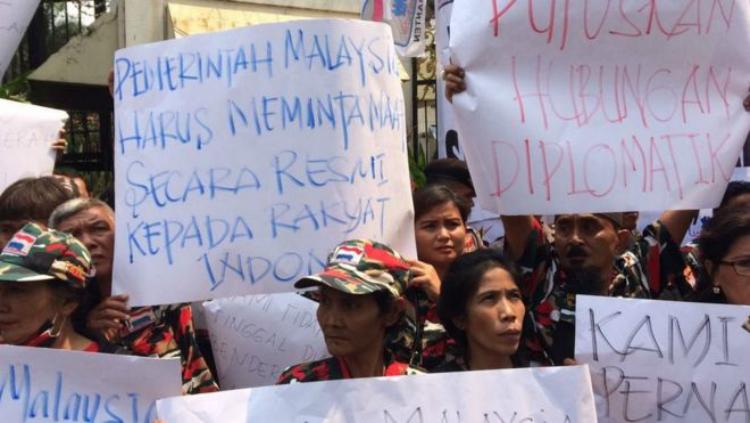 Demo di depan Kedubes Malaysia terkait insiden bendera terbalik di SEA Games 2017. Copyright: BBC Indonesia