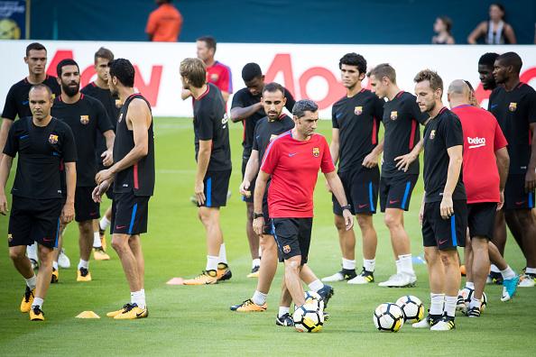 Ernesto Valverde (tengah) saat sedang melatih Barcelona. Copyright: INDOSPORT