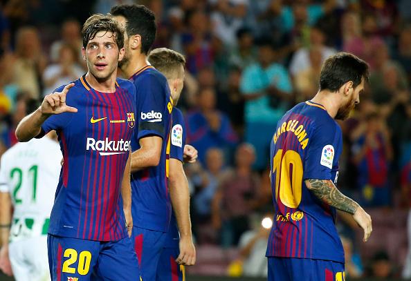 Selebrasi pemain Barcelona usai menang atas Real Betis. Copyright: INDOSPORT