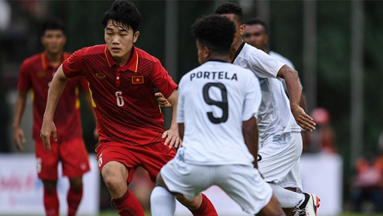 Pemain Timnas Vietnam, Luong Xuan Truong, berusaha melewati penjagaan penggawa Timor Leste. Copyright: Getty Images