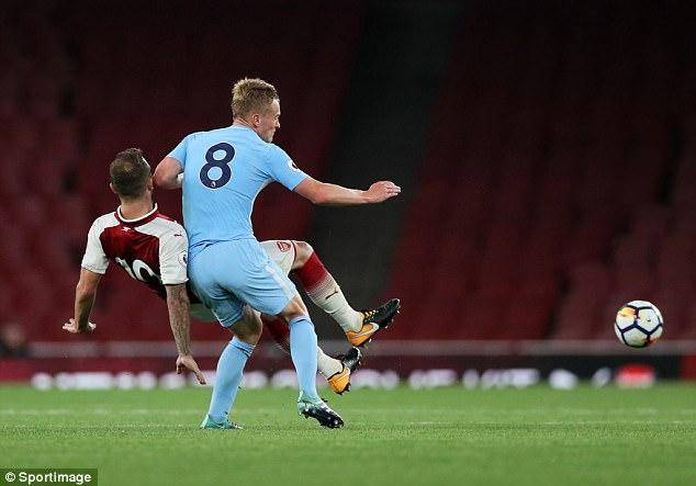 Momen ketika Wilshere dihentikan dengan kasar oleh Matthew Smith. Copyright: Sportimage