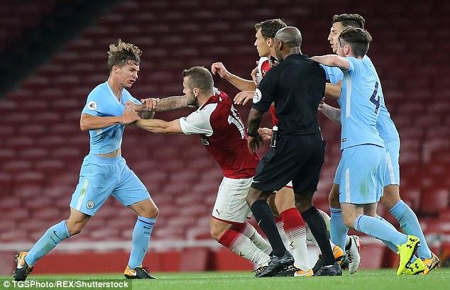 Wilshere terlibat perkelahian dengan pemain Mancehster City U-23, Tyreke Wilson. Copyright: TGSP Photo/REX/Shutterstock