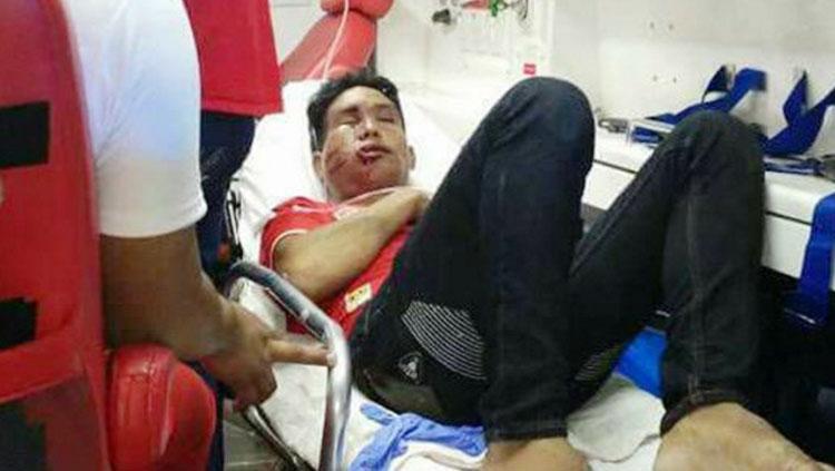 Fans Myanmar yang diduga diserang oleh pendukung Malaysia. Copyright: zing.vn