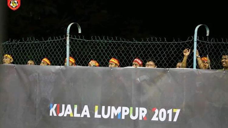 Memprihatinkan suporter harus menyaksikan pertandingan sepakbola dari luar stadion. Copyright: malaysiakini.com
