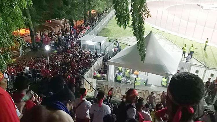 Penonton menyaksikan pertandingan sepakbola dari luar stadion. Copyright: malaysiakini.com
