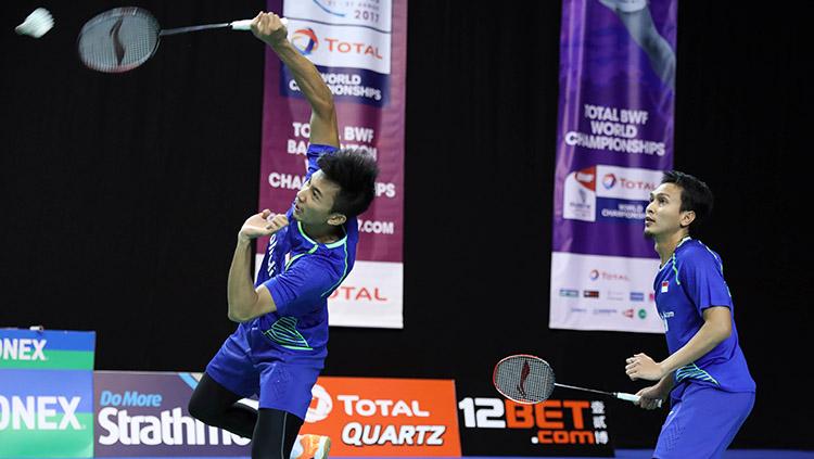 Pasangan Mohammad Ahsan dan Rian Agung Saputro brusaha mengembalikan shuttlecock. Copyright: HUMAS PBSI