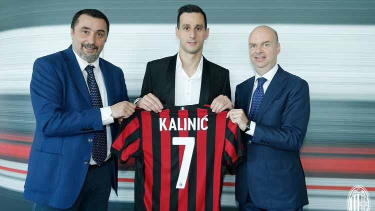 Nikola Kalinic resmi berseragam AC Milan dengan status pemain pinjaman dari Fiorentina. Copyright: acmilan.com