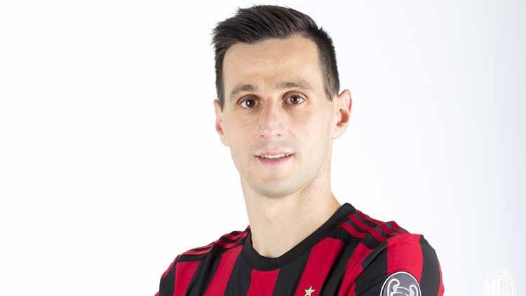 Nikola Kalinic resmi berseragam AC Milan dengan status pemain pinjaman dari Fiorentina. Copyright: acmilan.com