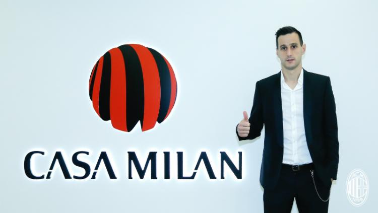 Nikolas Kalinic resmi merapat ke AC Milan. Copyright: acmilan.com