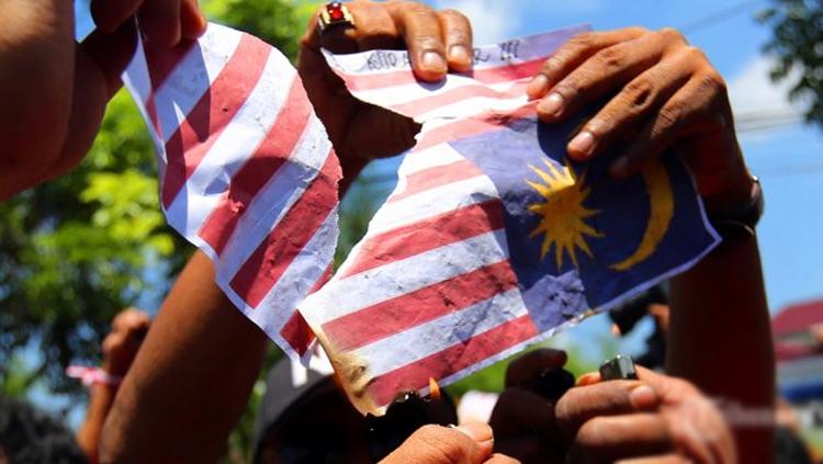 Aksi pembakaran bendera Malaysia. Copyright: TRIBUN MEDAN/Riski Cahyadi