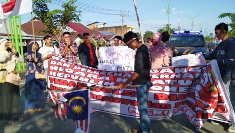 Mahasiswa bakar bendera Malaysia di Meulaboh. Copyright: SERAMBINEWS.COM/DEDI ISKANDAR