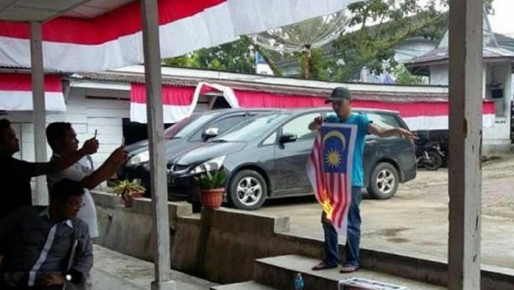 Erwyn Christianto Hulu membakar bendera Malaysia di halaman Kantor DPRD Kota Gunungsitoli, Pulau Nias, Sumatera Utara. Copyright: beritalima.com