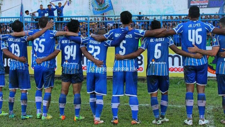 Pemain Persiba Balikpapan menghampiri suporternya Copyright: instagram.com/persibafc_media/