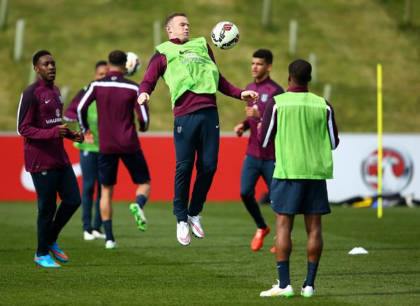 Wayne Rooney (tengah), saat latihan bersama Timnas Inggris. Copyright: INDOSPORT