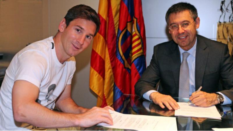 Lionel Messi menandatangani kontrak baru bersama Bartomeu, 2014 silam. Copyright: INDOSPORT