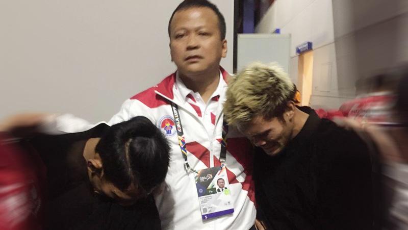 Manajer Tim Pencak Silat menenangkan Ganda Putra Indonesia karena adanya ketidakwajaran dalam skor. Copyright: Twitter@RadioElshinta