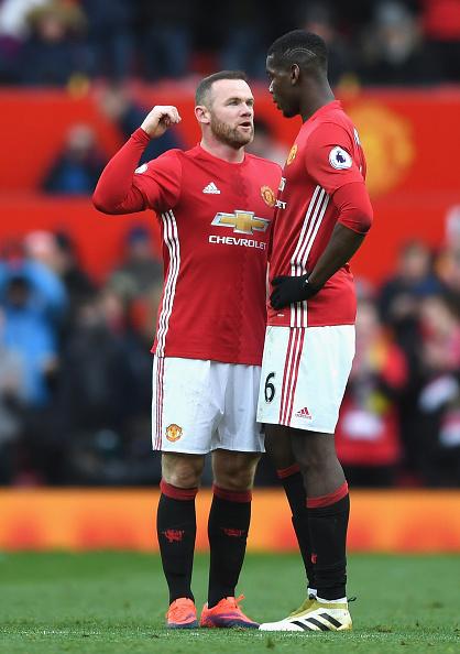 Paul Pogba (kanan) saat mendapat arahan dari mantan kaptennya di Man United, Wayne Rooney. Copyright: INDOSPORT
