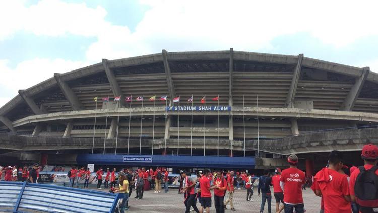 Situasi depan Stadion Shah Alam dipenuhi suporter Timnas Indonesia.