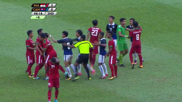 Kericuhan antara pemain Indonesia vs Kamboja. Copyright: Twitter@BadmintonTalk