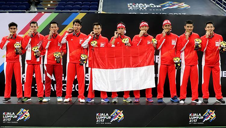 Tim Bulutangkis Indonesia melakukan hormat saat lagu Indonesia Raya dinyanyikan. Copyright: Humas Pelatnas PBSI