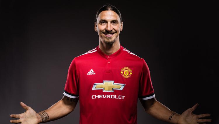 Zlatan Ibrahimovic resmi kembali bersama Manchester United. Copyright: Twitter@bulutangkisRI@ManUtd