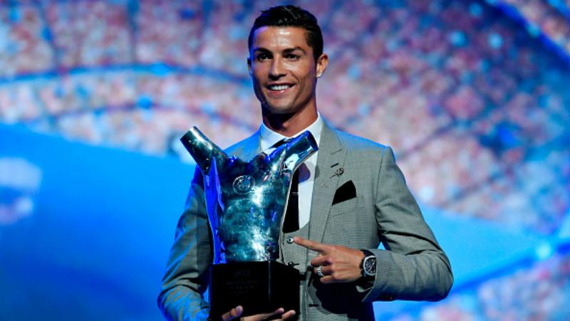 Cristiano Ronaldo bersama dengan Piala Pemain Terbaik Eropa. Copyright: INDOSPORT