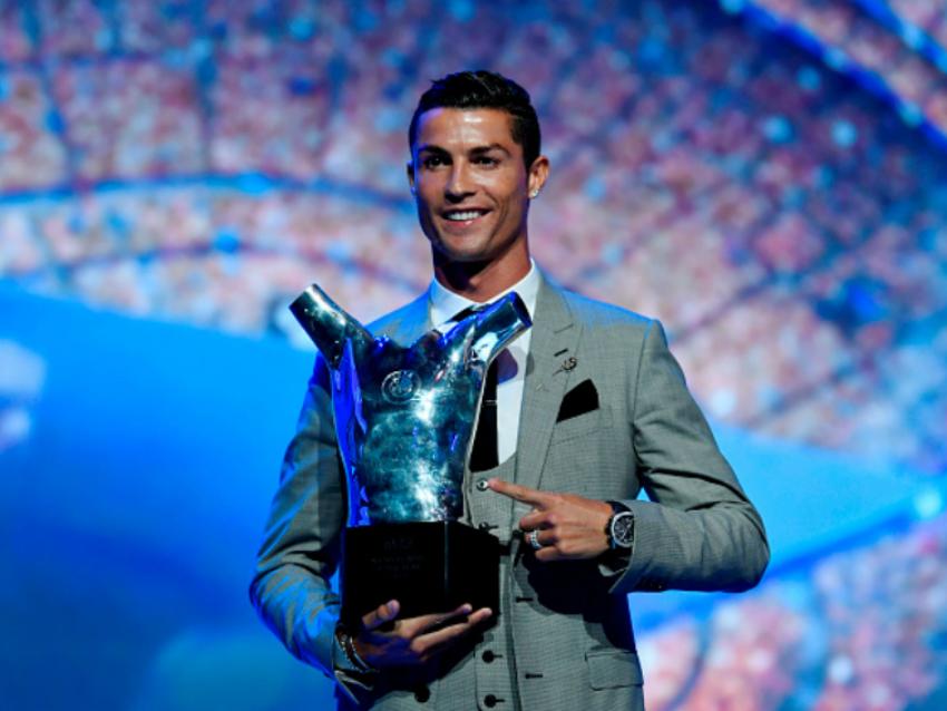 Cristiano Ronaldo bersama dengan Piala Pemain Terbaik Eropa. Copyright: INDOSPORT