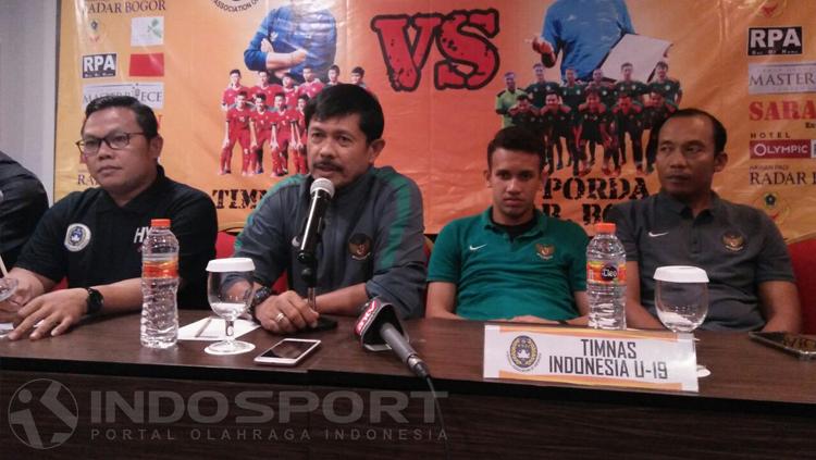 Indra Sjafrie, pelatih Timnas U-16, saat jumpa pers ditemani Egy Maulana. Copyright: Zainal/INDOSPORT