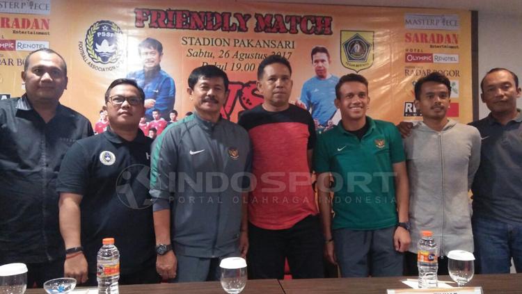 Indra Sjafrie, pelatih Timnas U-16, saat jumpa pers ditemani Egy Maulana. Copyright: Zainal/INDOSPORT