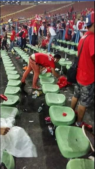 Suporter Timnas Indonesia memungut sampah di Stadion Shah Alam. Copyright: Facebook Siakap Keli Press