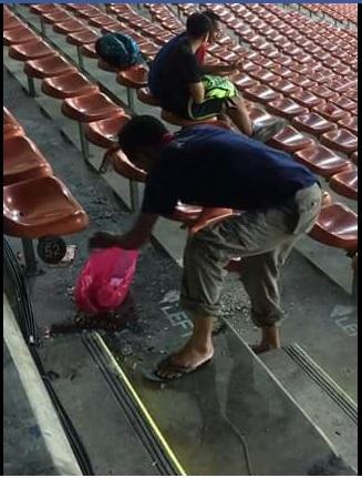 Suporter Timnas Indonesia memungut sampah di Stadion Shah Alam. Copyright: Facebook Siakap Keli Press