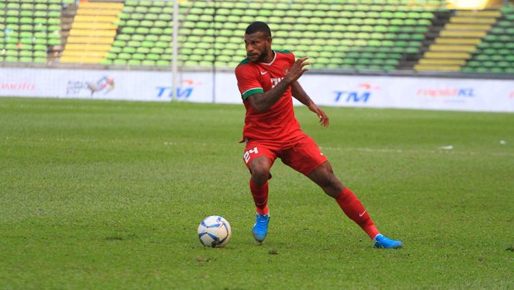 Marinus Wanewar saat mengontrol bola melawan Komboja. Copyright: twitter@pssi__fai
