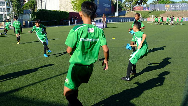 10 Siswa Sekkolah Dasar berlatih teknik sepakbola di Barcelona. Copyright: Istimewa